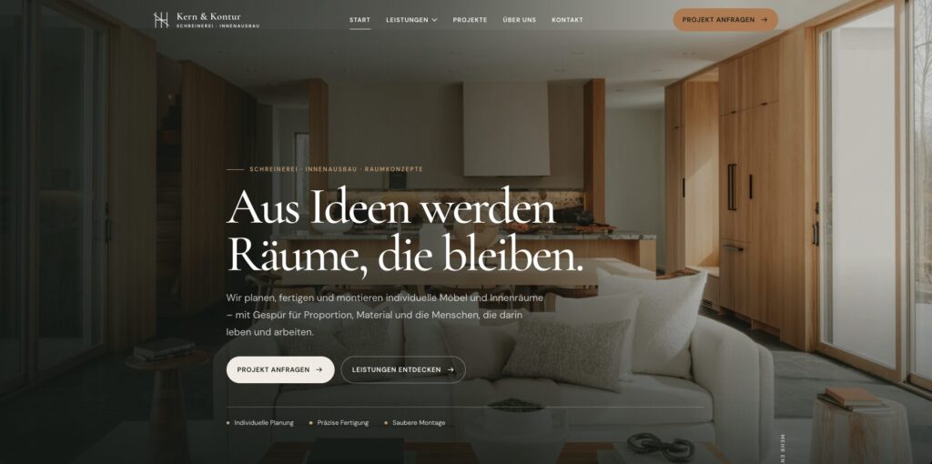 Startseite einer Tischlerei mit modernem Holzinnenraum, Sofa und der Überschrift Aus Ideen werden Räume, die bleiben