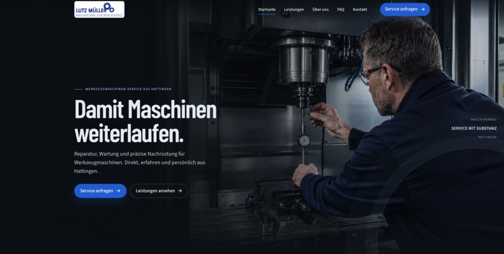 Techniker prüft mit Messuhr eine Werkzeugmaschine; Website-Hero mit dem Text Damit Maschinen weiterlaufen