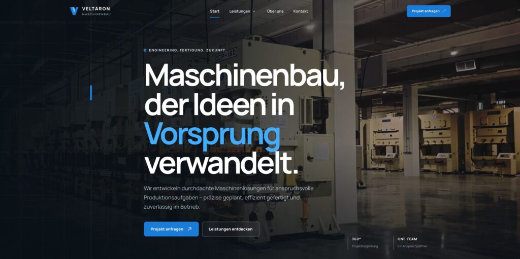 Startseite einer Maschinenbau-Website mit Großtext und Werkshallen-Hintergrund sowie Call-to-Action-Buttons