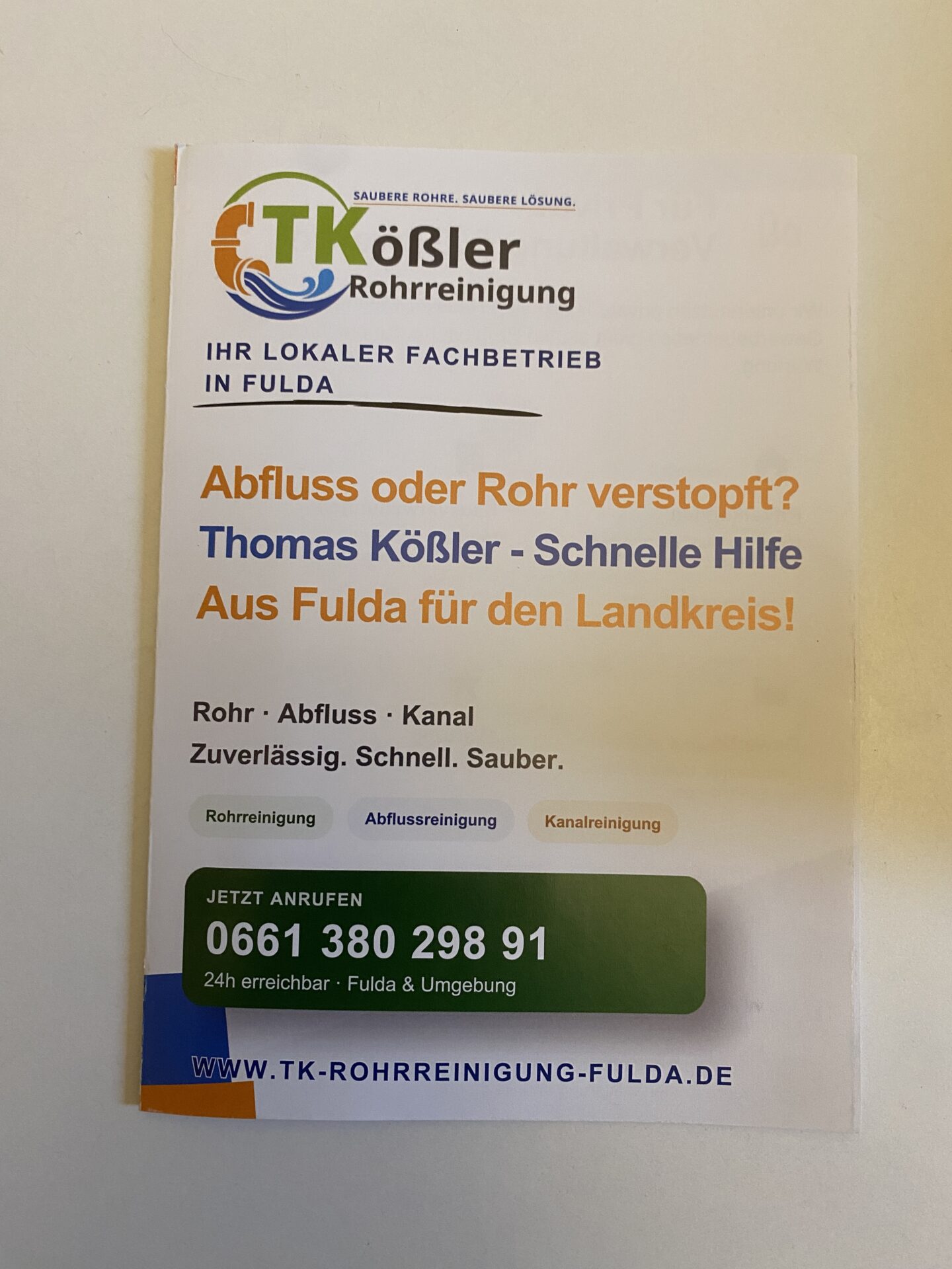 Titelseite des gedruckten Wickelfalz-Flyers der TK Kößler Rohrreinigung aus Fulda
