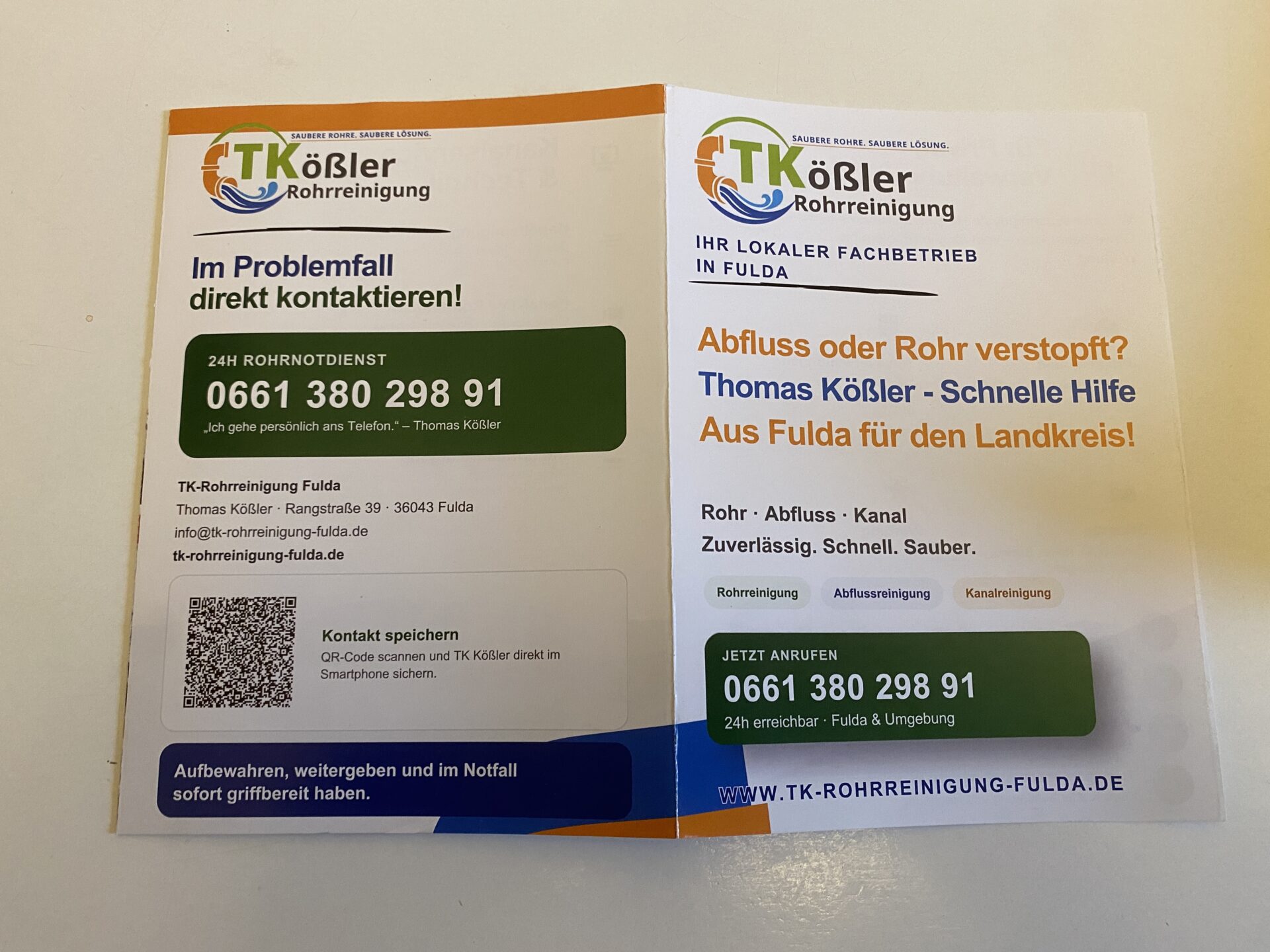 Hochwertiger Druck: Außenseiten des Flyers mit Kontaktbereich und QR-Code auf mattem 160-g-Papier