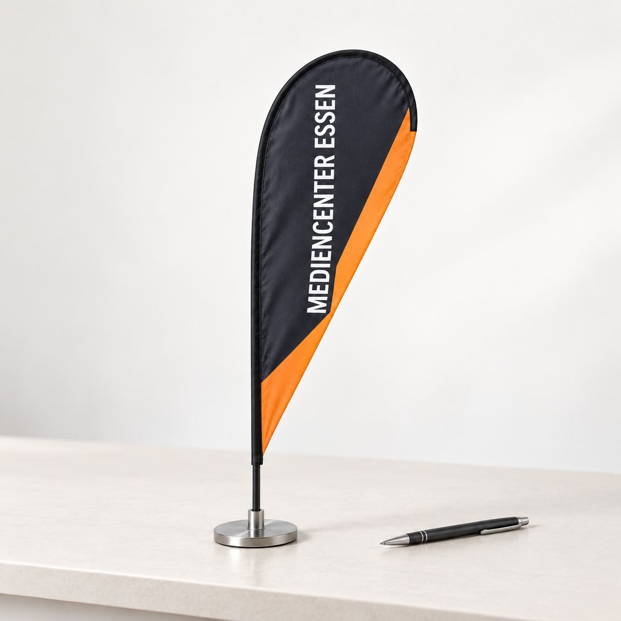 Tischfahne: die kompakte Lösung. Symbolisches Formbeispiel.