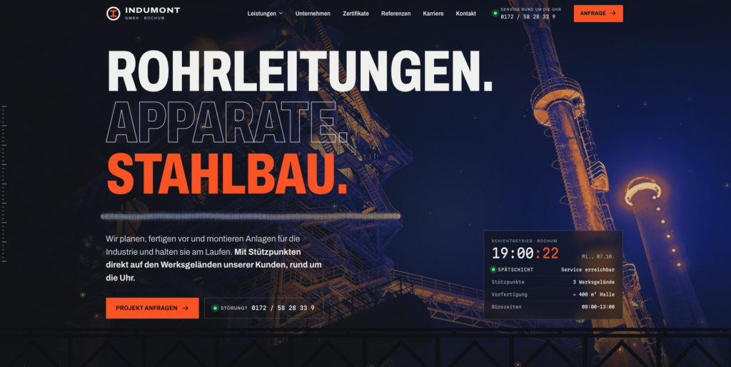 Industrieanlage mit Rohrleitungen und Stahlkonstruktionen im Dunkeln, darüber der Slogan „ROHRLEITUNGEN. APPARATE. STAHLBAU.“