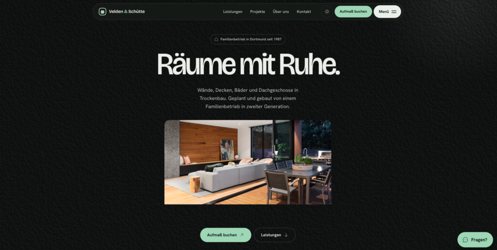 Modernes Wohninterieur mit Couch, Esstisch und großer Glasfront